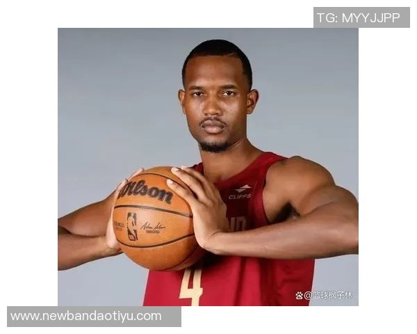 小莫布里半场表现出色7投4中贡献11分4篮板1助攻1盖帽