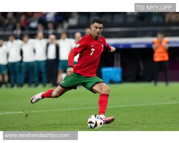 帕利尼亚反击卡拉格批评称其靠贬低他人谋生无视C罗成就